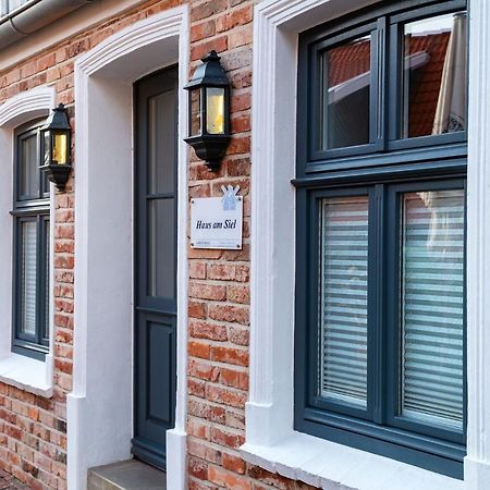 Haus Am Siel 01, Zentral Mit Eigenem Steg Vila Greetsiel Exterior foto